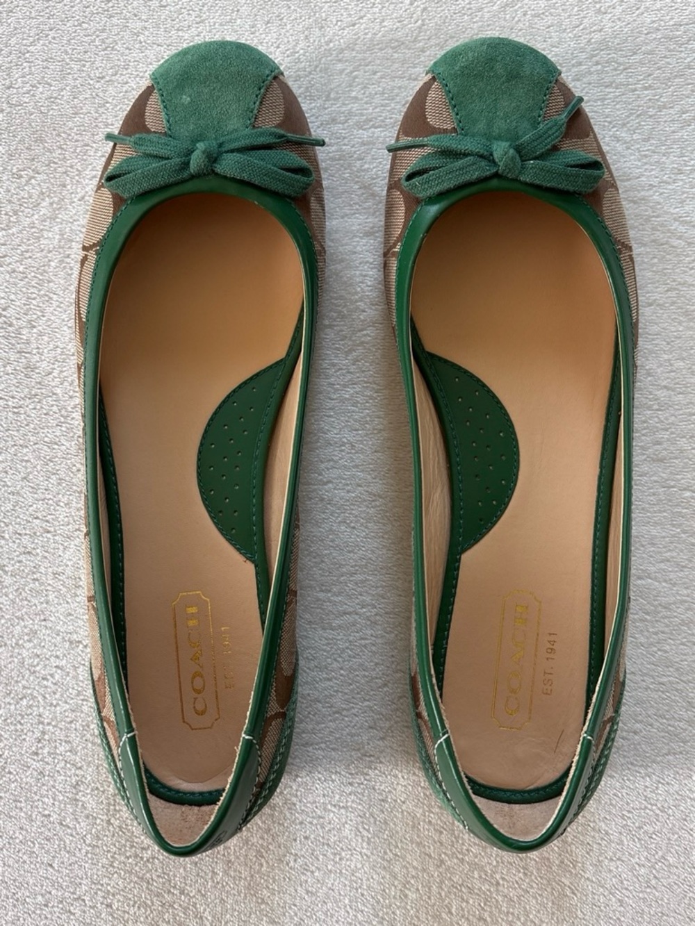 LIKE NEW/NEW Coach Tillie Green Tan Ballet Bow Flats Size 8.5 - Picture 2 of 7